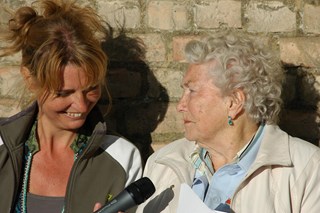 Hella van der Wijst met Stien Spier bij het kamp Ravensbrück