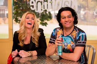 Carlo Boszhard en Irene Moors als Roy Donders en Sylvie Meis in De TV Kantine. Foto Laura Oldenbroek