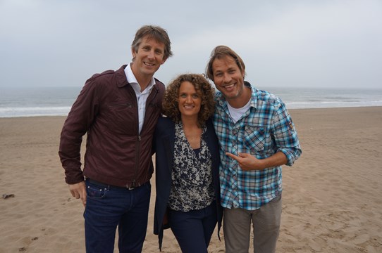 Sander de Kramer met Edwin en Annemarie van der Sar (Foto KRO)