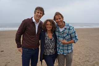 Sander de Kramer met Edwin en Annemarie van der Sar (Foto KRO)