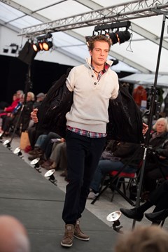 Model Paul op het podium bij een Dirk de Wit Modeshow (Foto Marcel Rob)