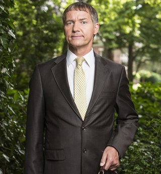 Thom_Hoffman_als_Dokter_Tinus__foto_SBS6_
