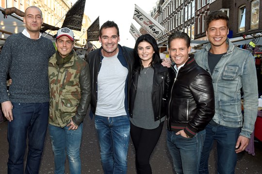Broer en zus Hazes met collega-artiesten van de Holland zingt Hazes-concerten Foto Van Emst 