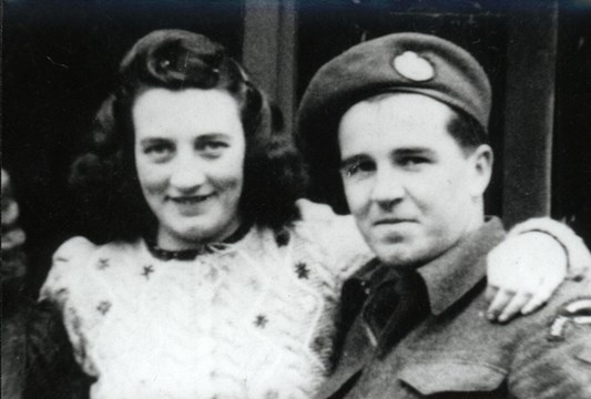 &#39;Bob&#39; &amp; Maria Geertruida uitsnede van Groepsfoto Prins Hendrikazerne 