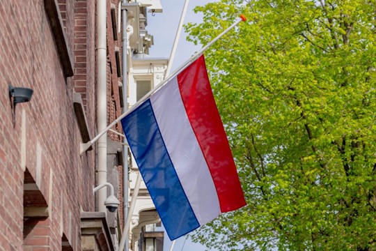 Shutterstock-Nederlandse-vlag-halfstok-1024x683
