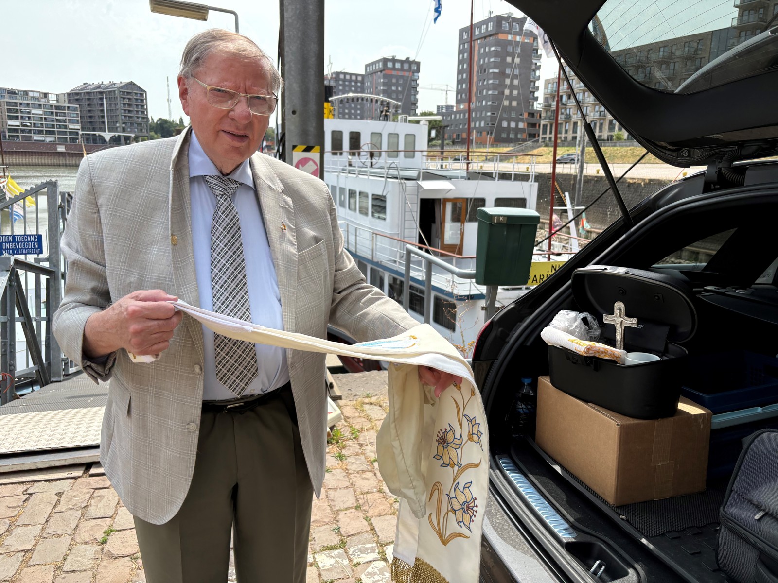 Elke dag naar de kermis met pater Bernhard
